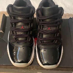 Air Jordan 11 retro low Kids Black and Red Sneakers